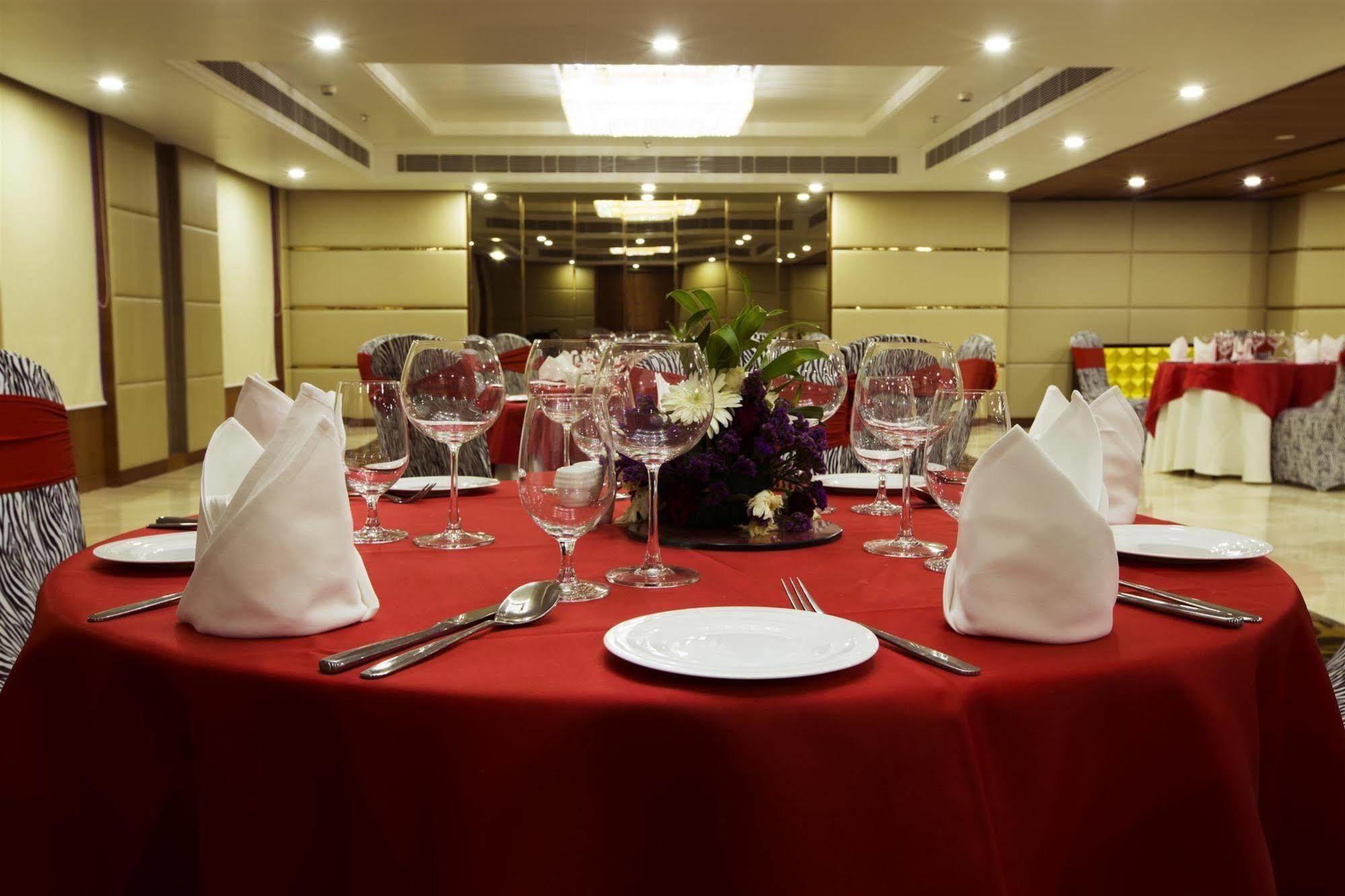 Ramada By Wyndham Ghaziabad Vasundhara Hotell Eksteriør bilde