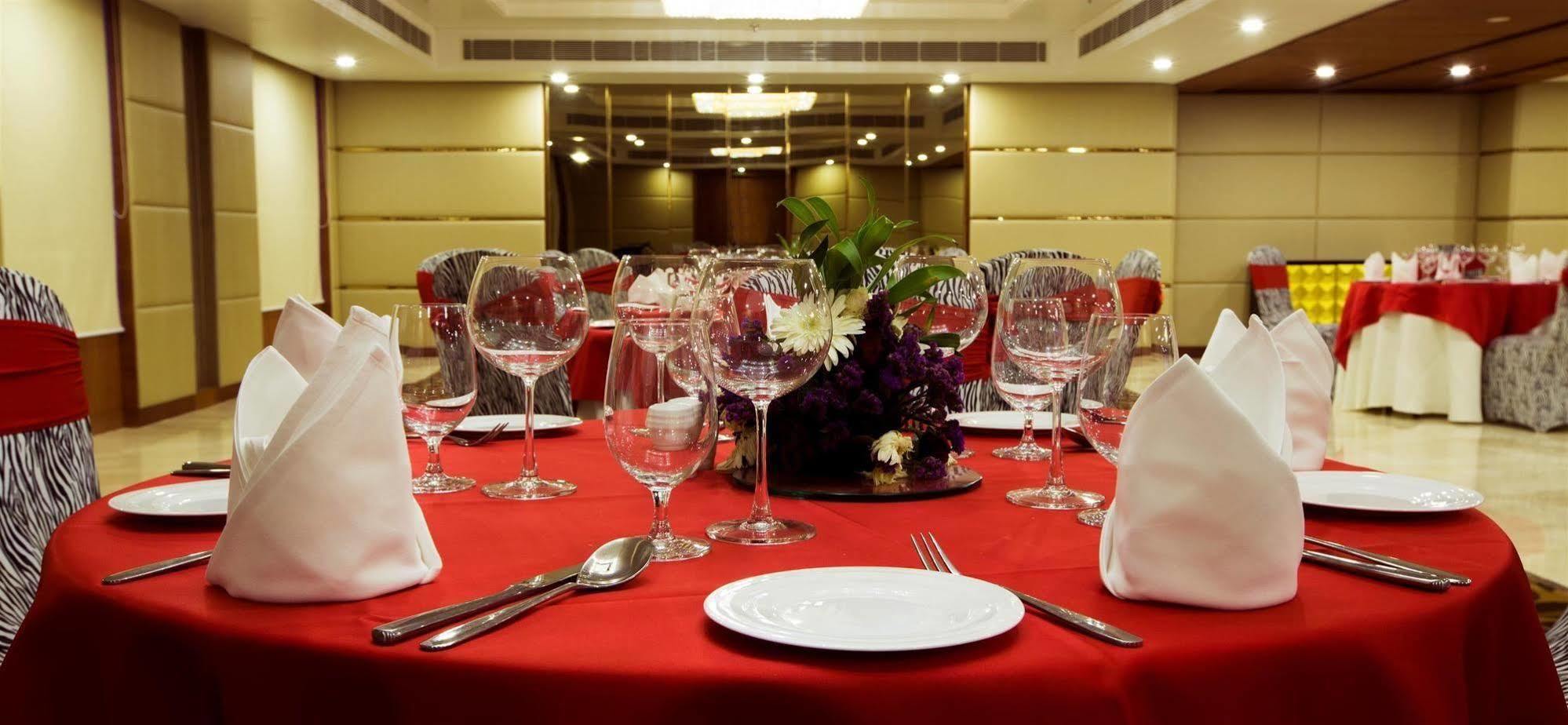 Ramada By Wyndham Ghaziabad Vasundhara Hotell Eksteriør bilde